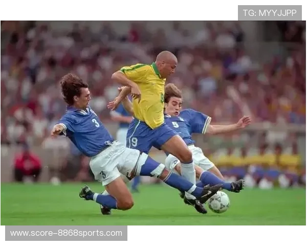 足球巨星凝视自我球星卡时的独特情感与荣耀瞬间